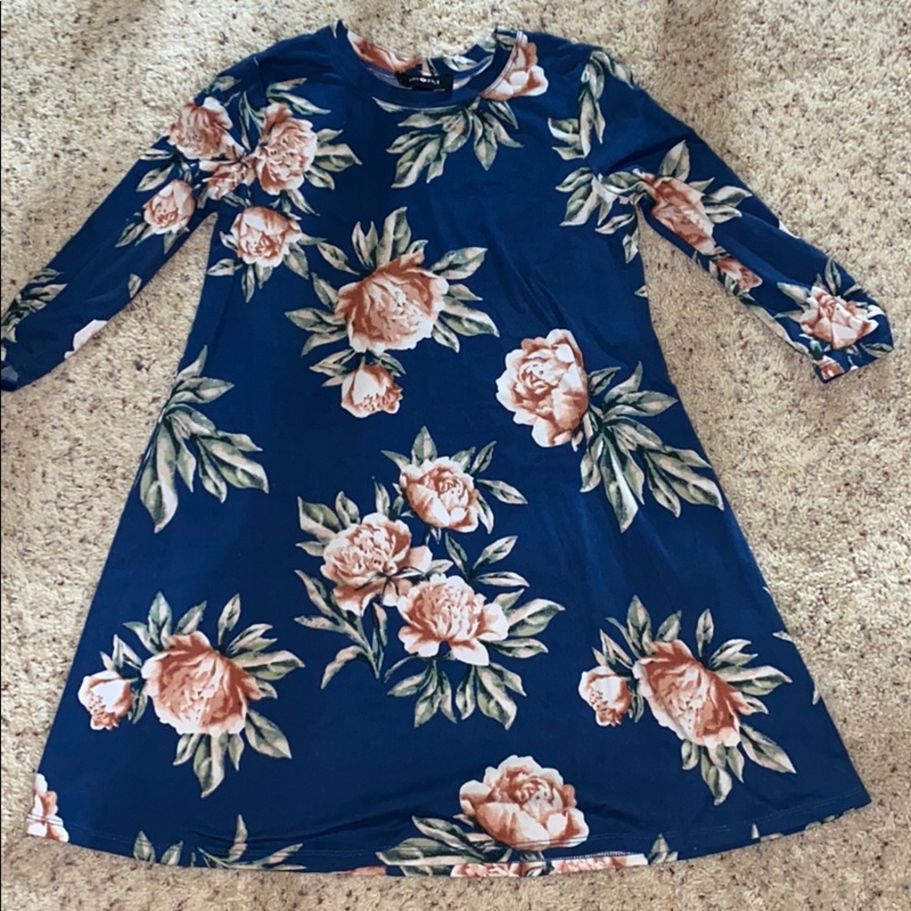 This is a super adorable girls dress!